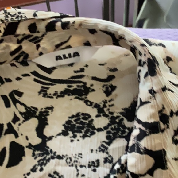 Ladies 3/4 sleeve button up blouse - Picture 2 of 2